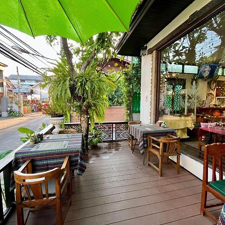 Baan Huenphen Boutique Hotel Чиангмай Екстериор снимка