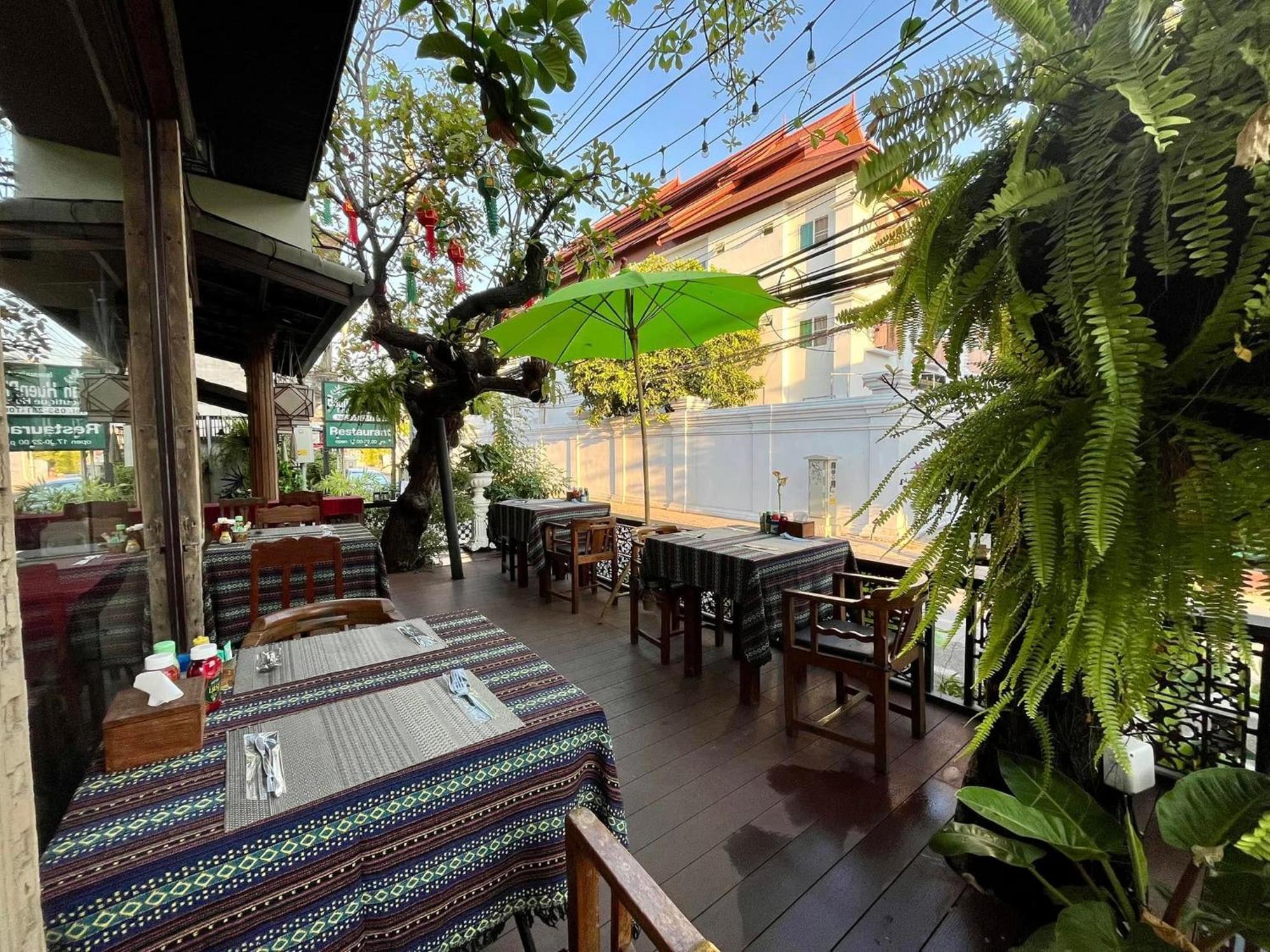 Baan Huenphen Boutique Hotel Чиангмай Екстериор снимка