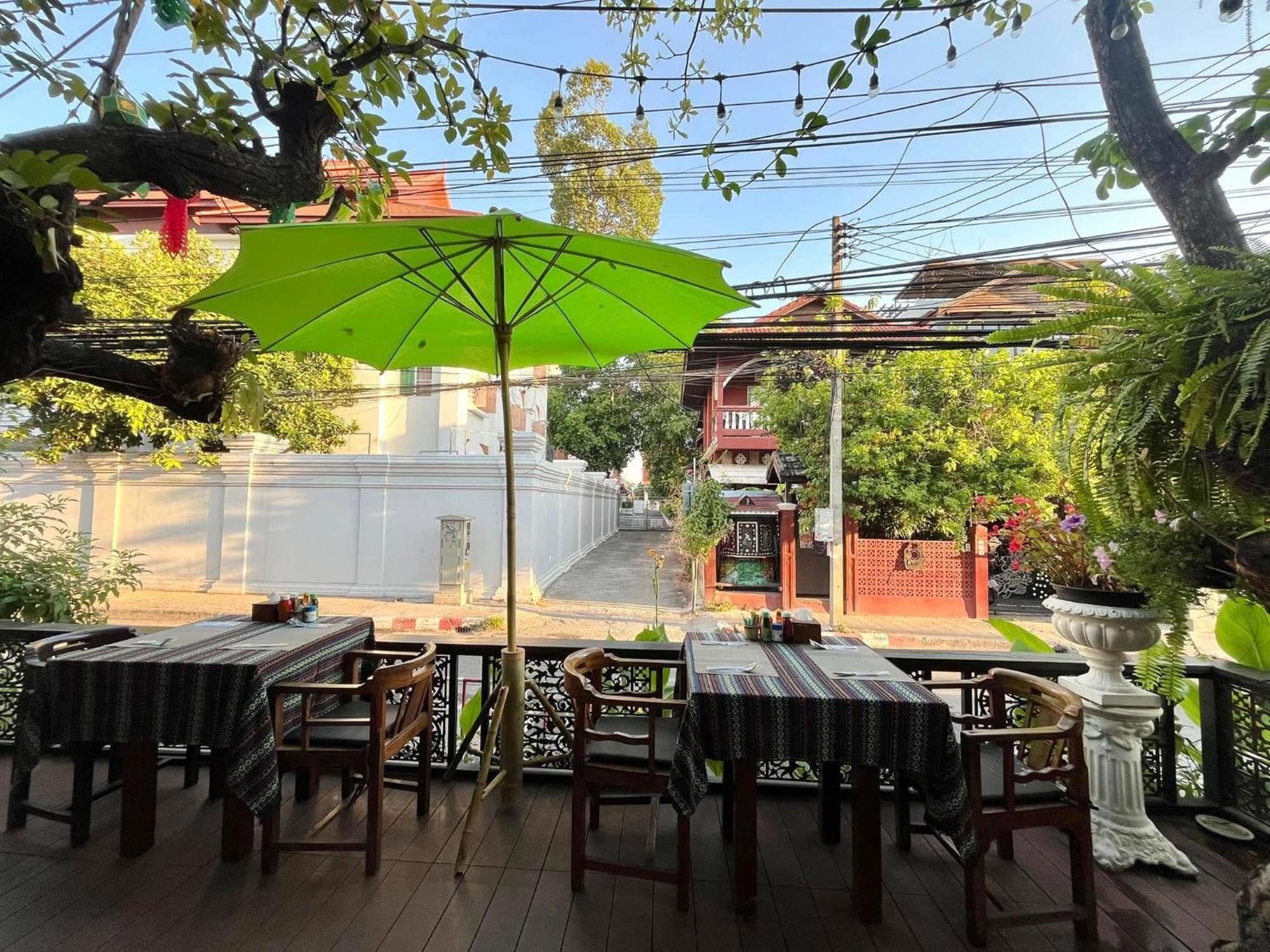 Baan Huenphen Boutique Hotel Чиангмай Екстериор снимка