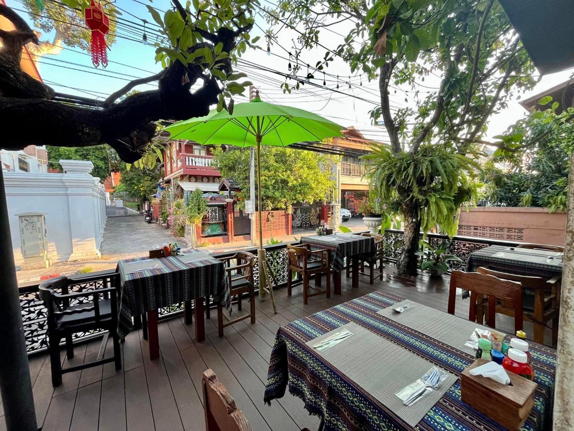 Baan Huenphen Boutique Hotel Чиангмай Екстериор снимка